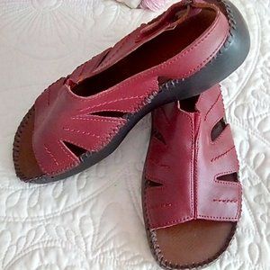 Women's size 7 leather sandals in fuchsia color